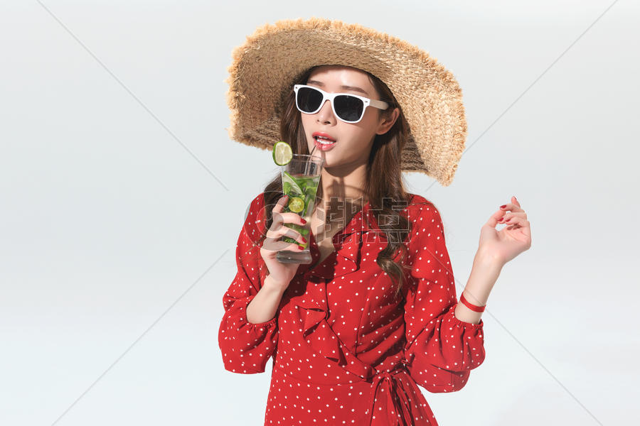 时尚女性夏日喝饮料图片素材免费下载