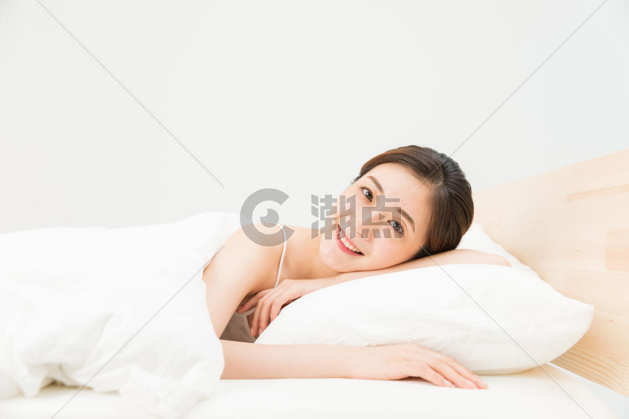 年轻女性床上休息图片素材免费下载