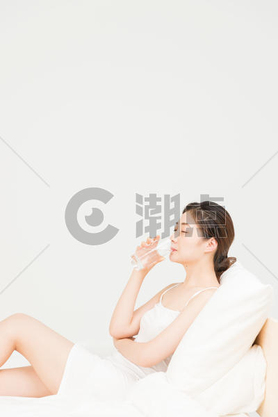 年轻女性床上喝水图片素材免费下载