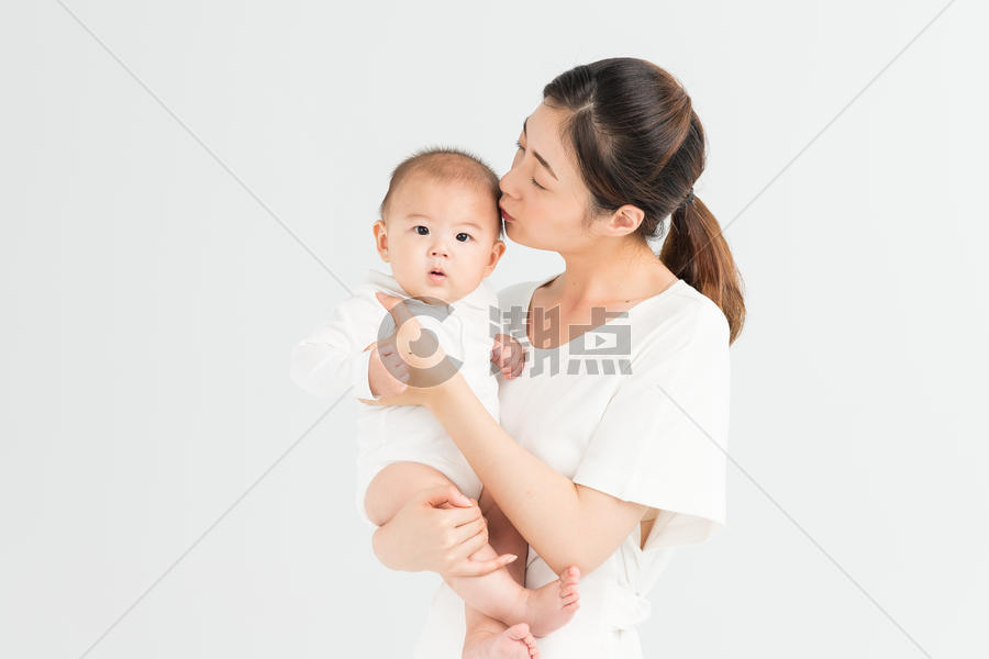母婴妈妈抱着宝宝亲吻图片素材免费下载
