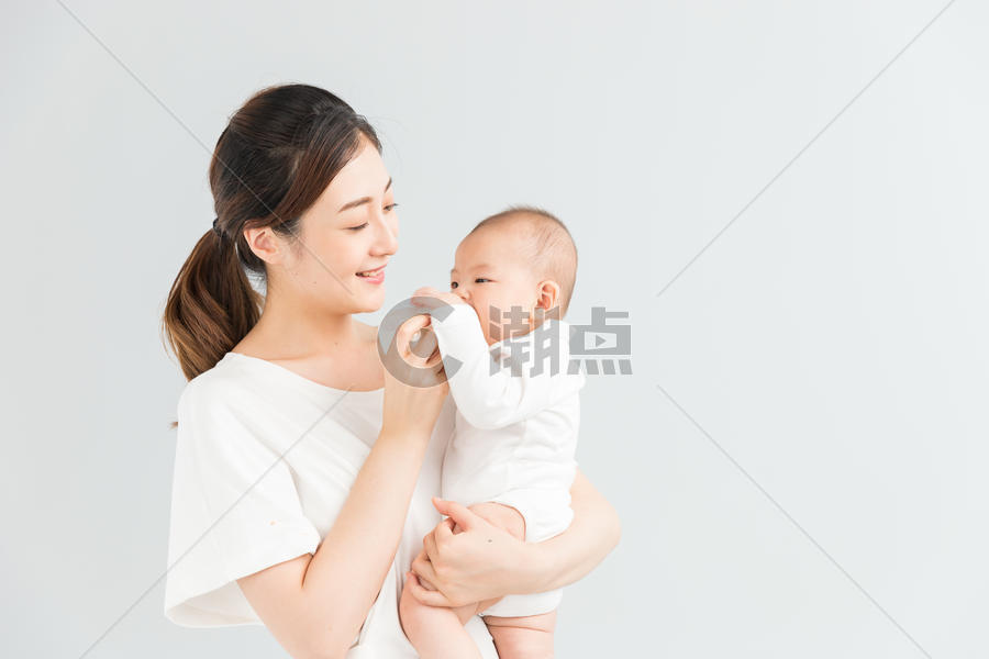 母婴妈妈给宝宝喂奶图片素材免费下载