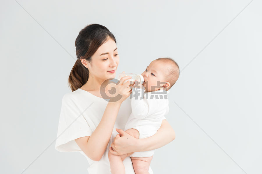 母婴妈妈给宝宝喂奶图片素材免费下载