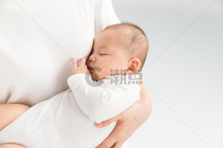 母婴妈妈抱着宝宝睡觉图片素材免费下载