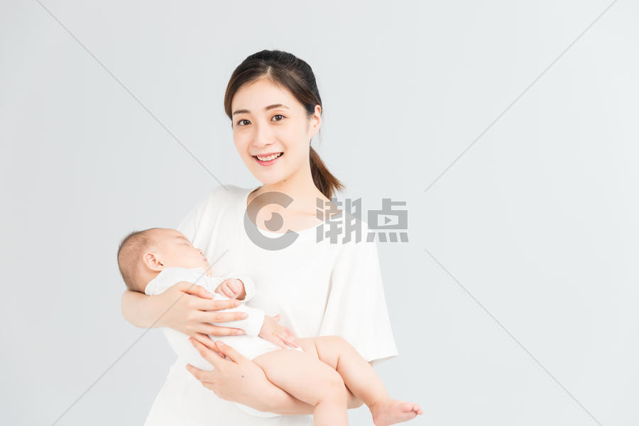 母婴妈妈抱着宝宝睡觉图片素材免费下载