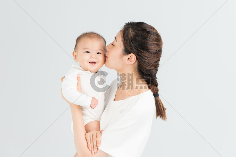 母婴妈妈亲吻宝宝图片素材免费下载