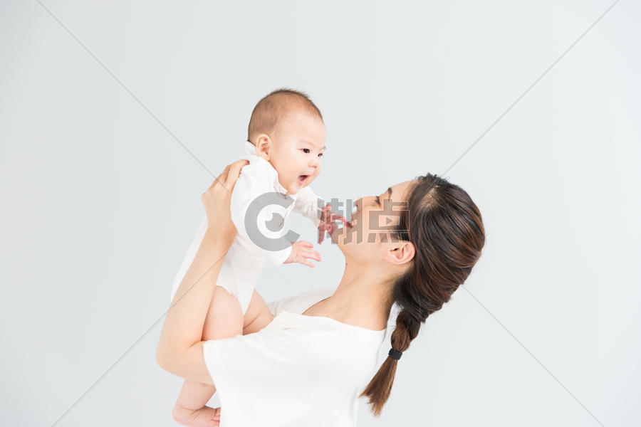 母婴妈妈举起宝宝图片素材免费下载