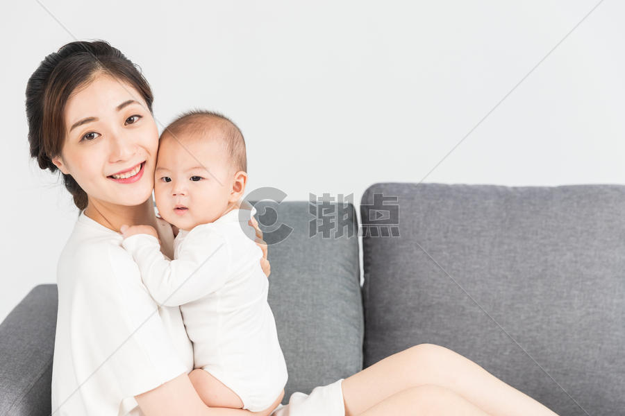 母婴沙发上妈妈抱着宝宝图片素材免费下载
