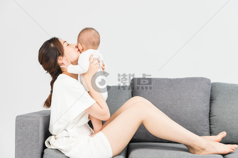 母婴沙发上妈妈抱着宝宝图片素材免费下载