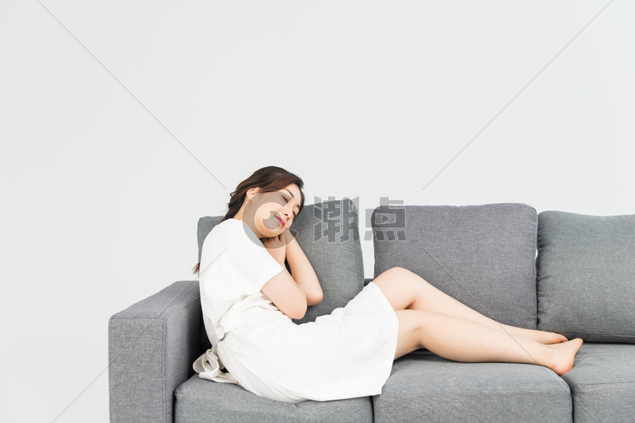 年轻女性在沙发上休息图片素材免费下载