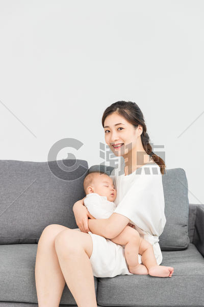 母婴沙发上妈妈抱着宝宝睡觉图片素材免费下载