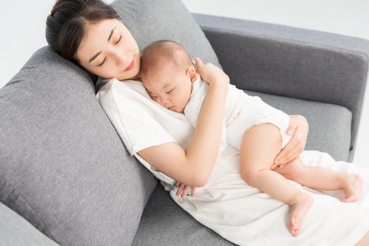 母婴沙发上妈妈抱着宝宝睡觉图片素材免费下载