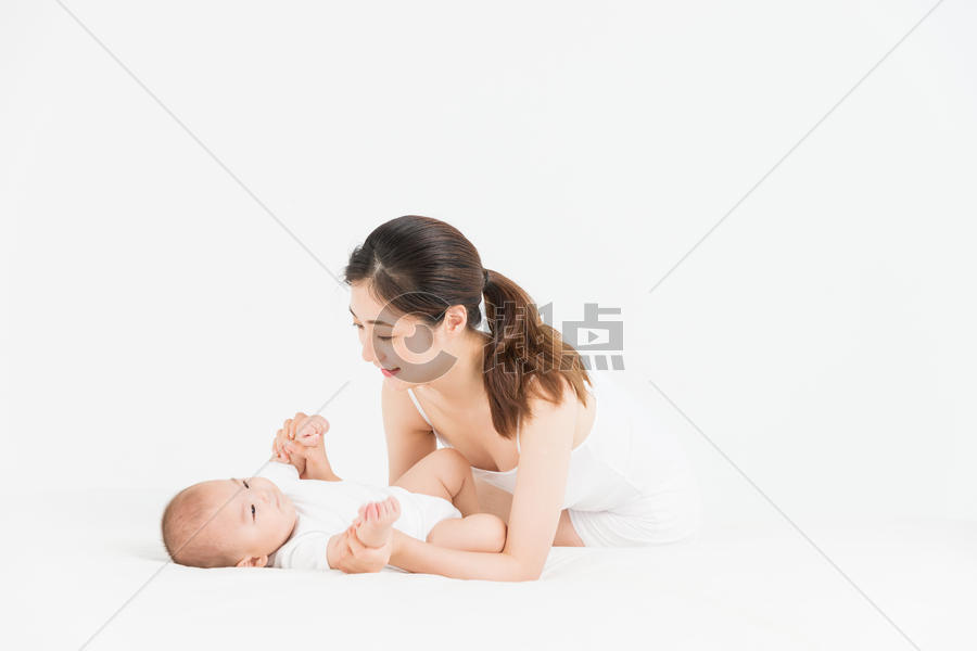 母婴妈妈在床上逗宝宝开心图片素材免费下载