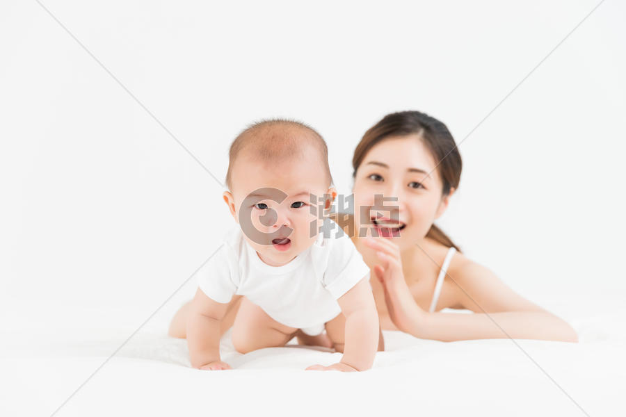 母婴妈妈陪伴宝宝爬行图片素材免费下载