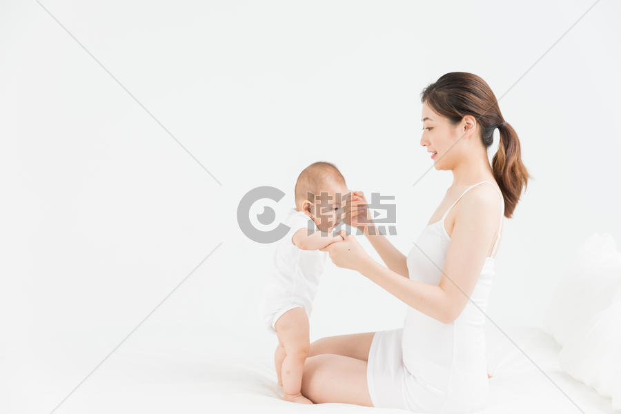 母婴床上妈妈教宝宝站立图片素材免费下载