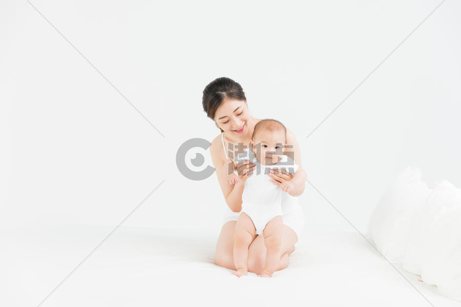 母婴床上妈妈教宝宝站立图片素材免费下载