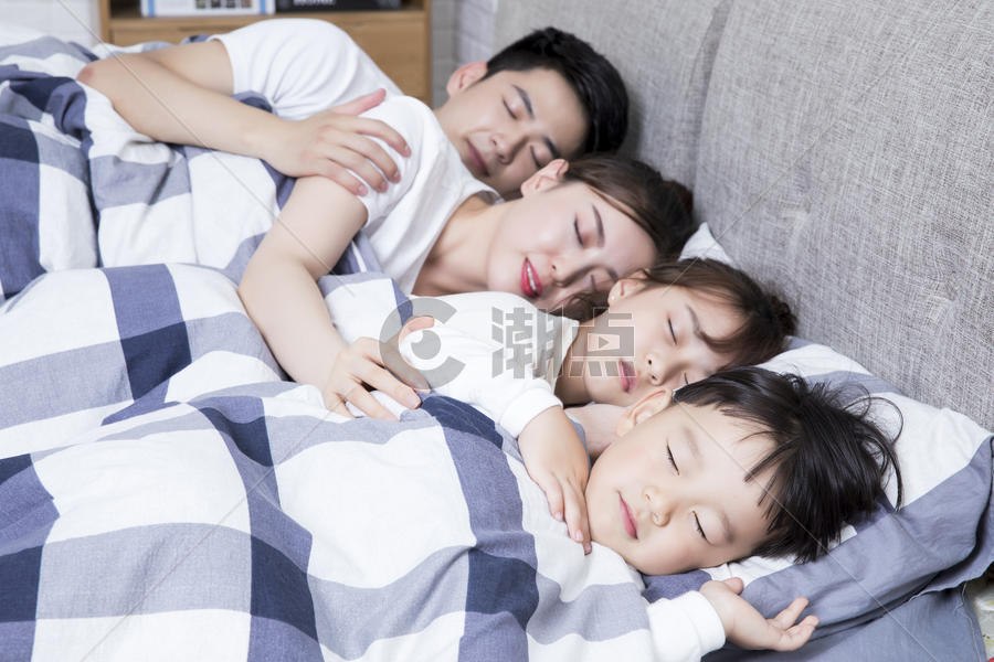 一家人一起睡觉图片素材免费下载