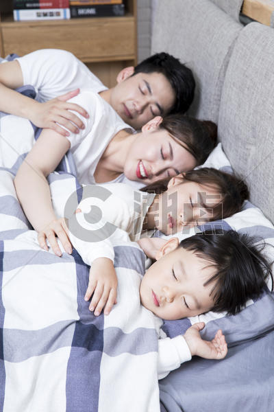 一家人一起睡觉图片素材免费下载