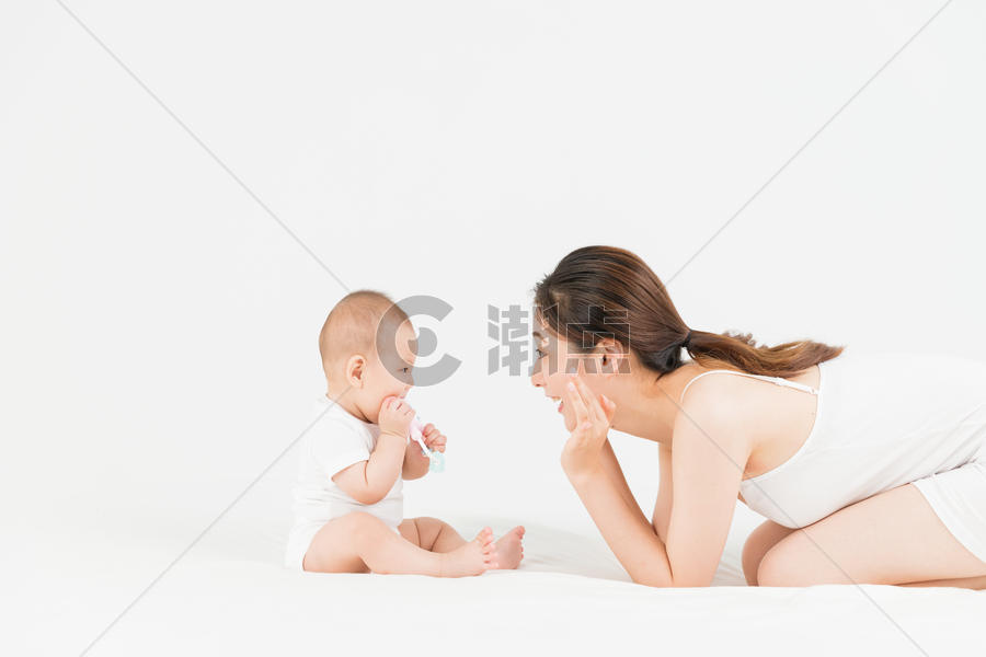 母婴妈妈在床上逗宝宝开心图片素材免费下载