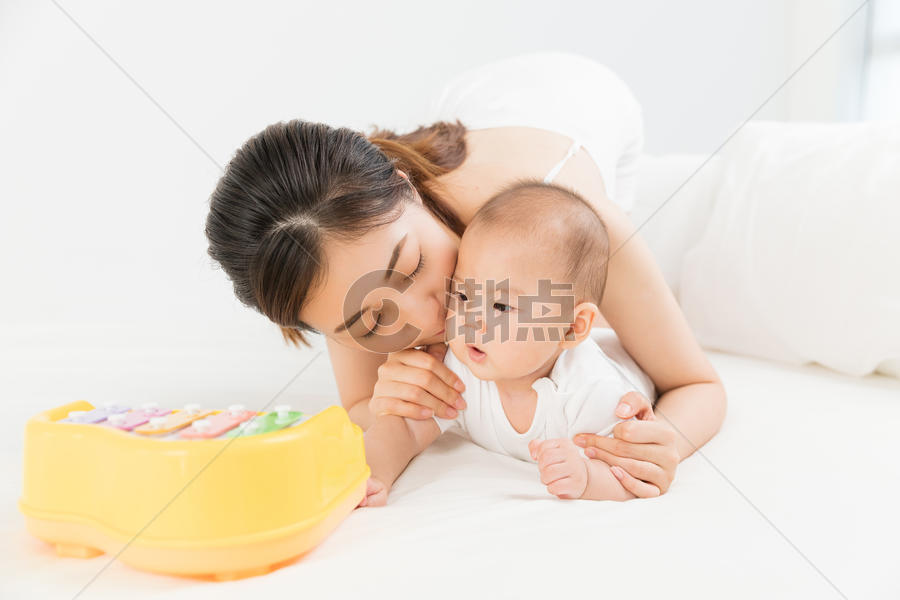 母婴床上妈妈陪伴宝宝图片素材免费下载