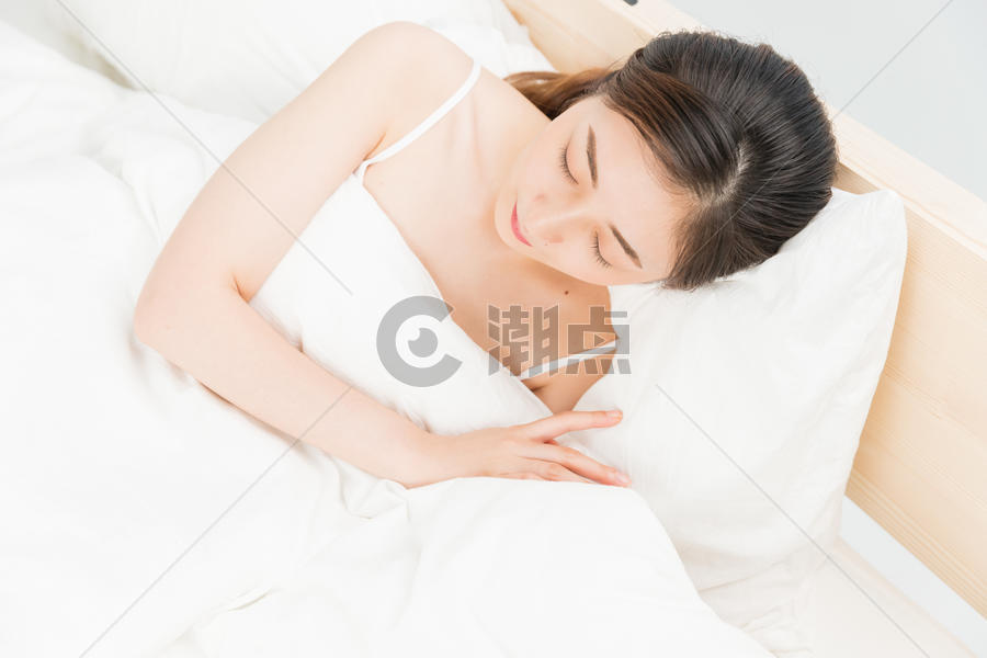 年轻女性床上睡觉图片素材免费下载