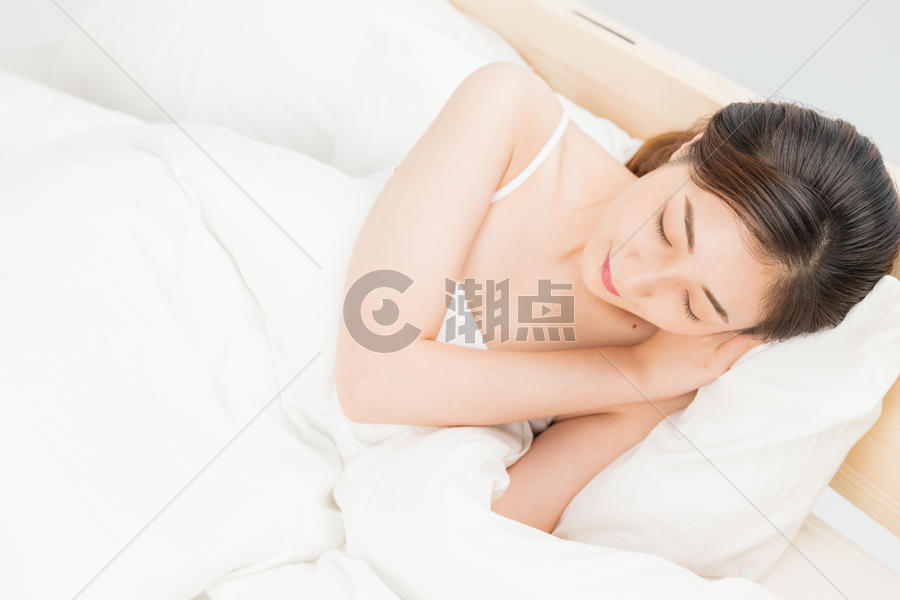 年轻女性床上睡觉图片素材免费下载