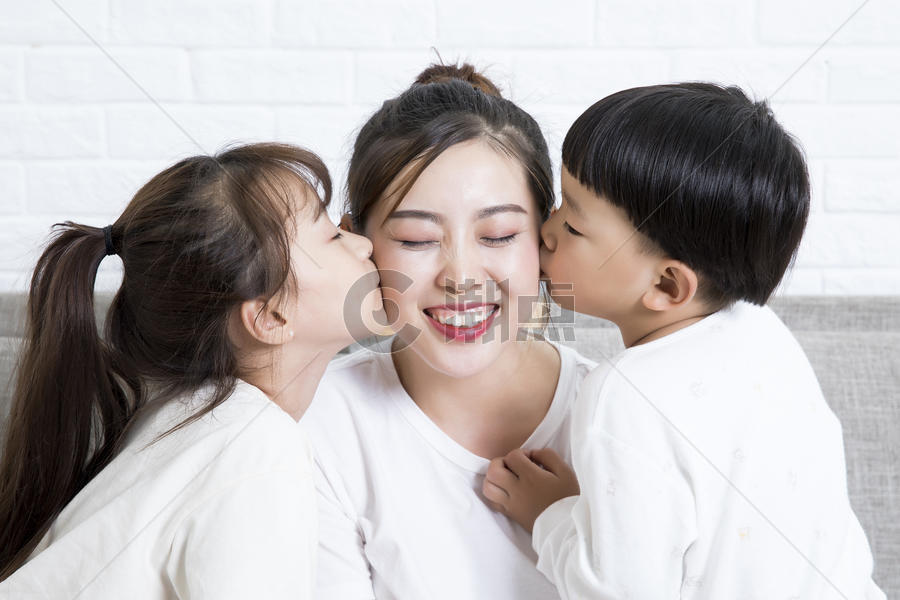 家庭亲吻妈妈图片素材免费下载