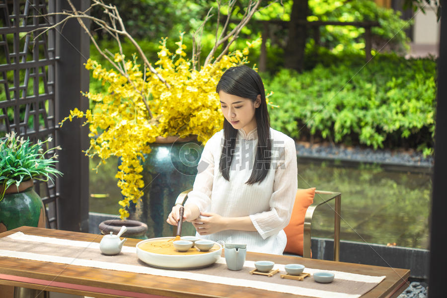 美女使用茶刷清洁茶具图片素材免费下载