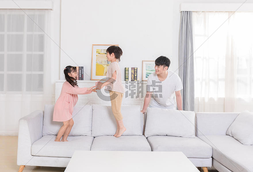 儿童在客厅玩耍打闹摄影图6100*4159图片素材免费下载-编号833826-潮点视频