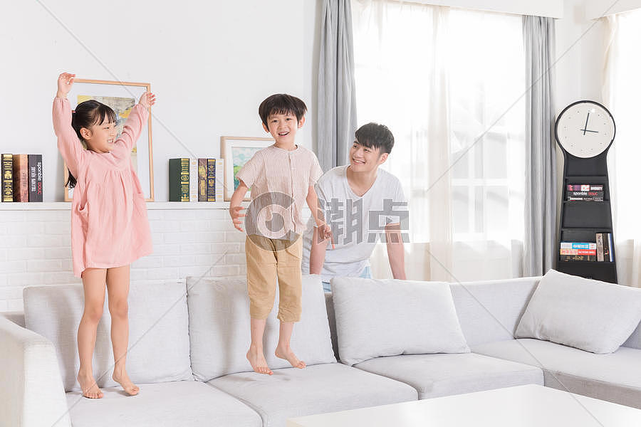 儿童在客厅玩耍打闹摄影图5944*3963图片素材免费下载-编号833827-潮点视频