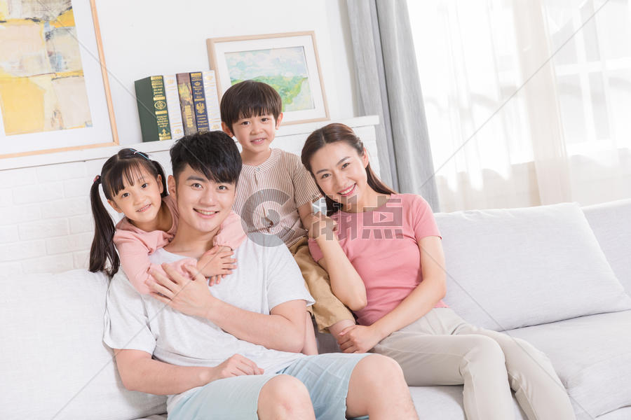 一家人幸福坐在客厅图片素材免费下载