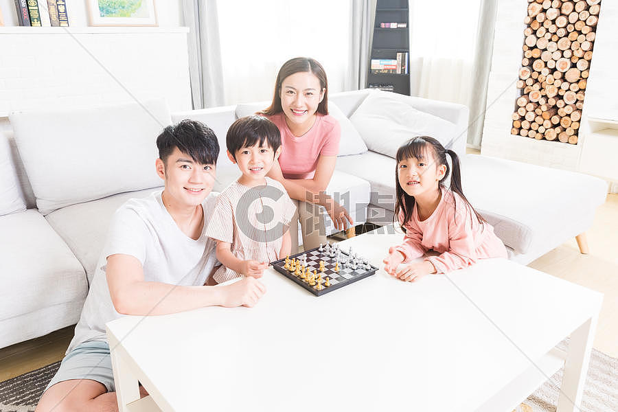 父母陪孩子下棋图片素材免费下载