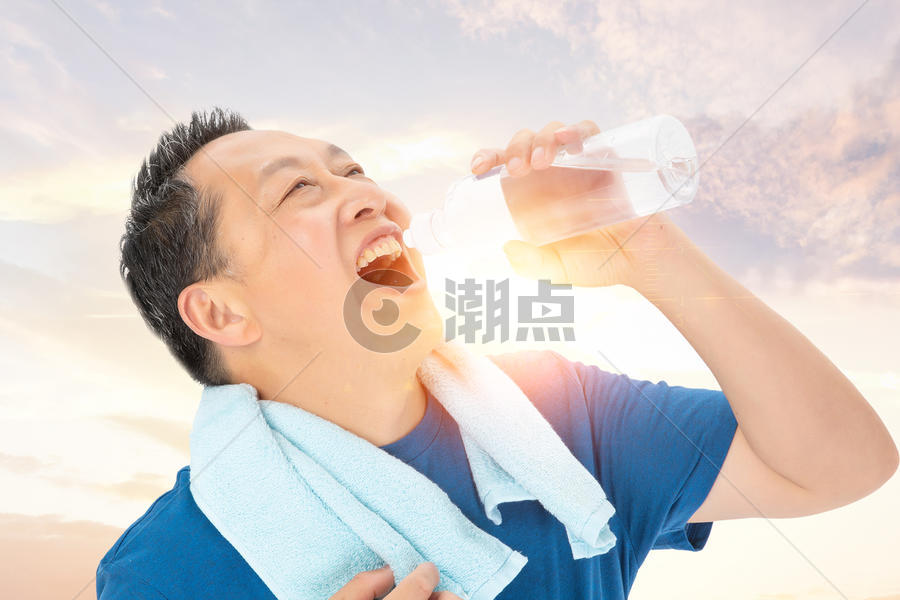 夏季喝水的老年人图片素材免费下载