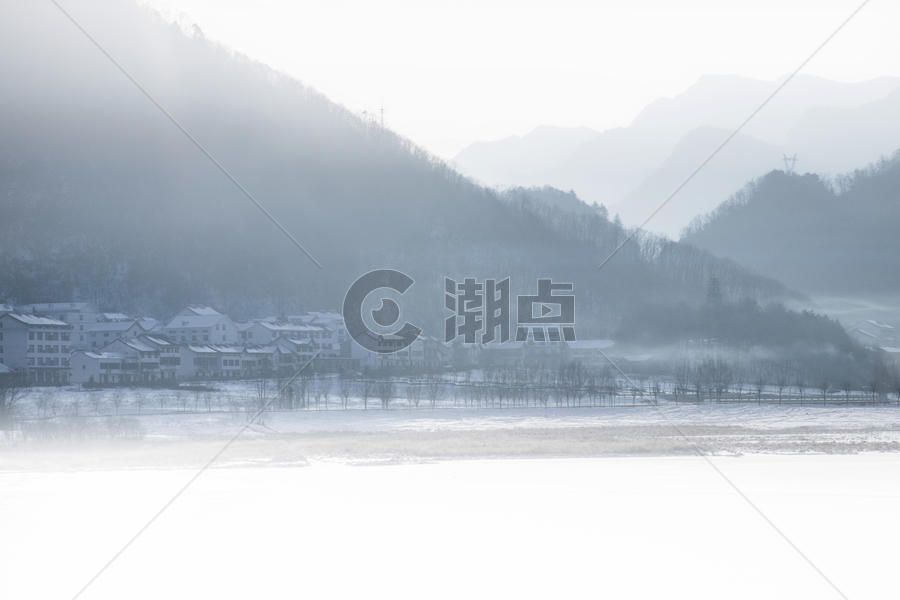 冬季的冰雪覆盖的小乡村图片素材免费下载
