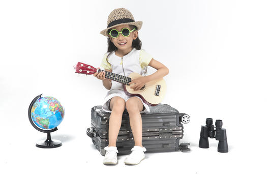 女孩带着吉他准备周游世界图片素材免费下载
