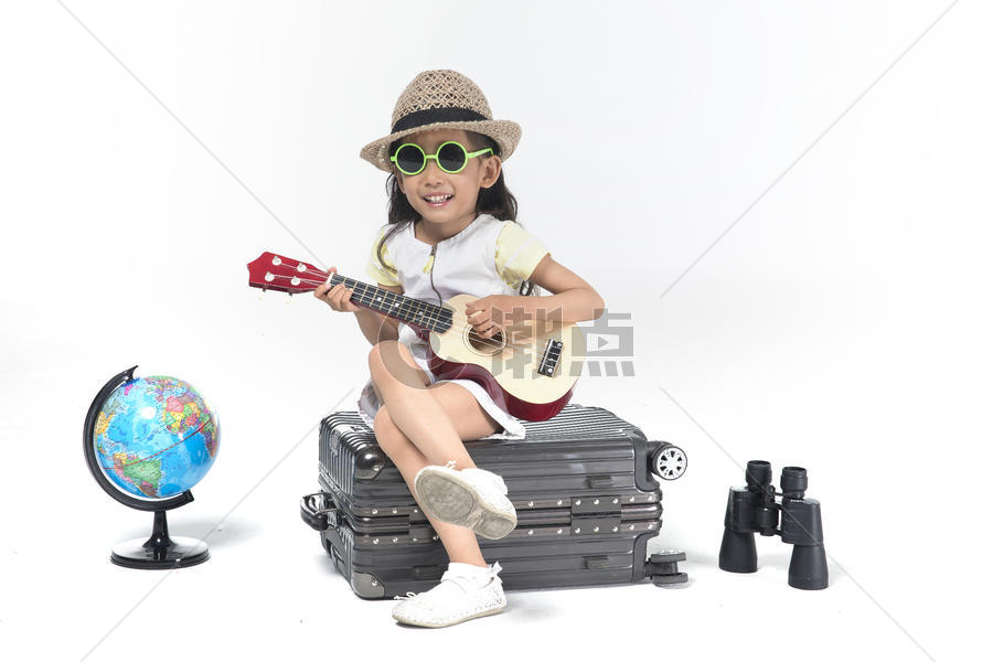 女孩带着吉他准备周游世界图片素材免费下载