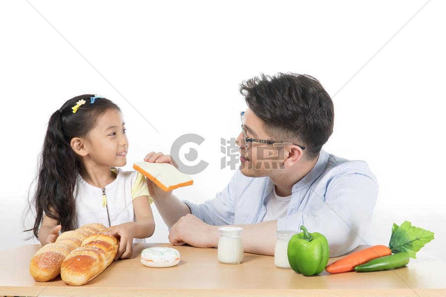 爸爸和女儿吃早餐图片素材免费下载