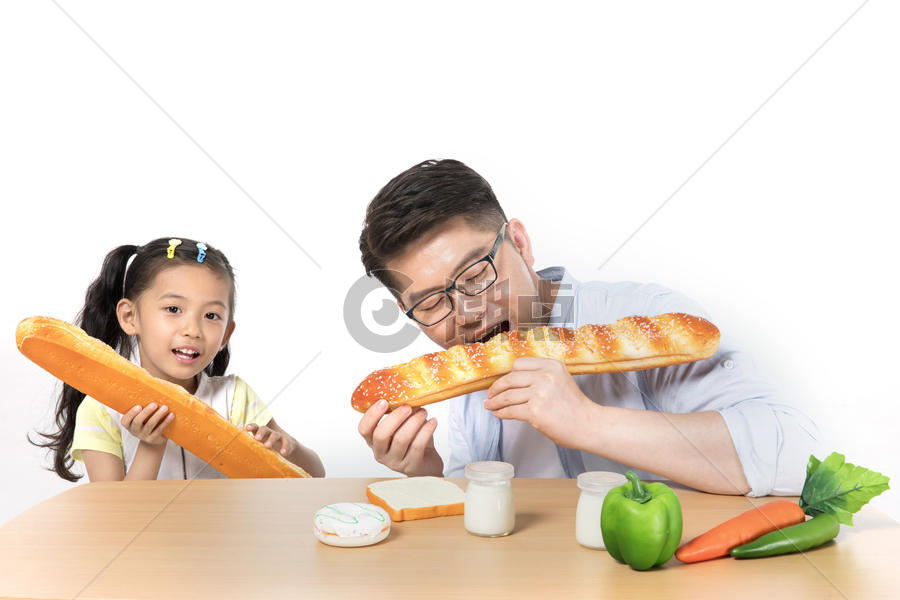爸爸和女儿吃早餐图片素材免费下载