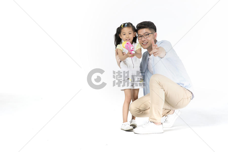 女儿和爸爸一起玩水枪图片素材免费下载