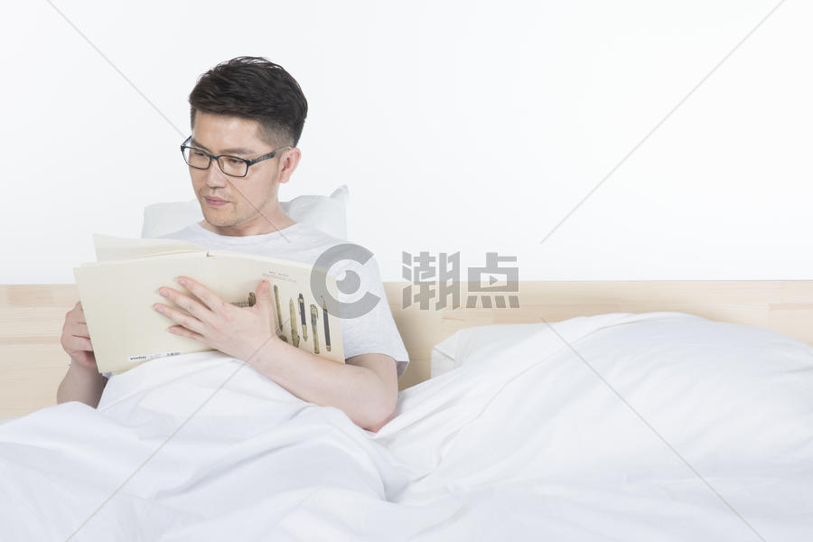 男性在床上阅读图片素材免费下载