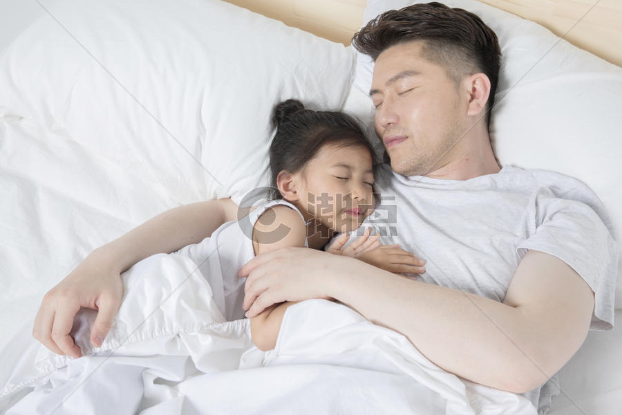 爸爸陪女儿睡觉图片素材免费下载
