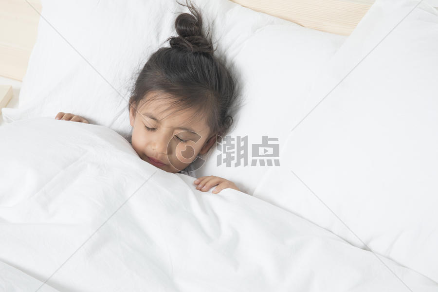 女孩在床上睡觉图片素材免费下载