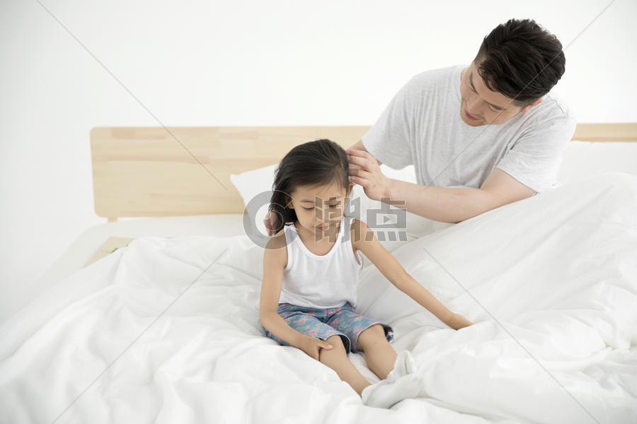 早上爸爸给女儿梳头发图片素材免费下载