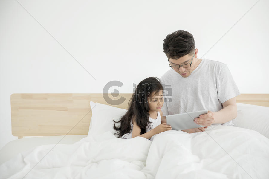 爸爸和女儿一起看ipad图片素材免费下载