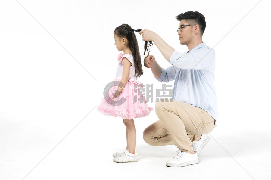 爸爸给女儿梳头发图片素材免费下载