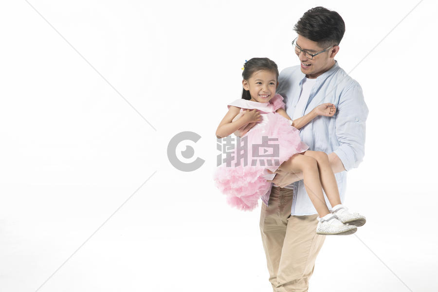 爸爸抱着女儿图片素材免费下载