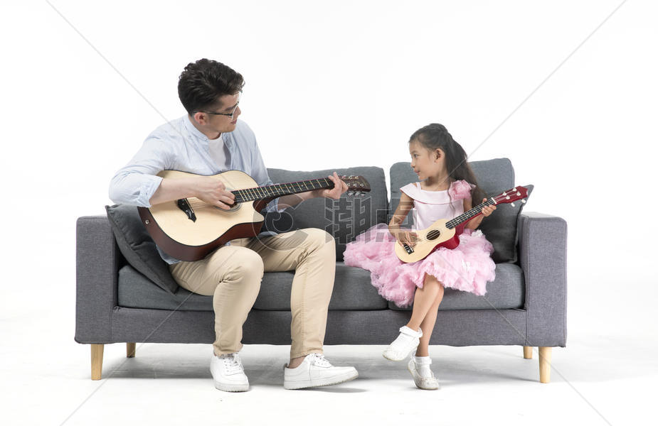 爸爸和女儿一起弹吉他图片素材免费下载