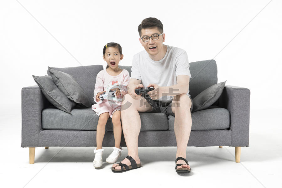 爸爸和女儿一起打游戏机图片素材免费下载