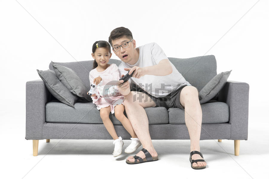 爸爸和女儿一起打游戏机图片素材免费下载