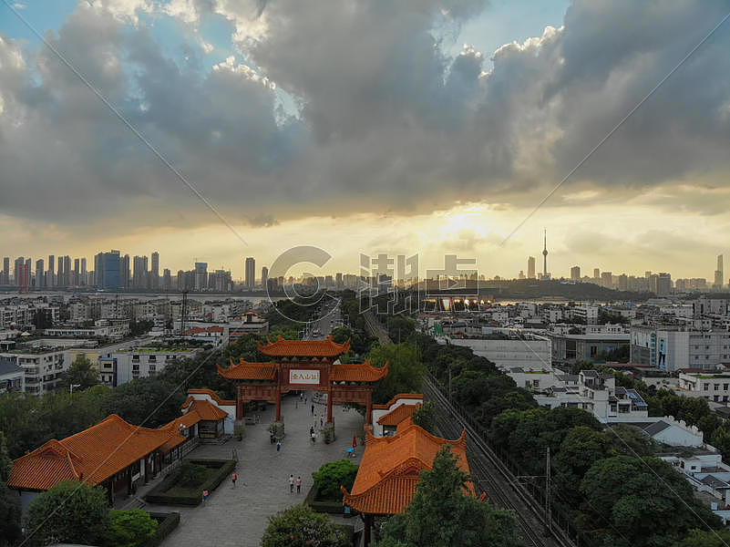武汉黄鹤楼上俯瞰落日下的长江大桥图片素材免费下载