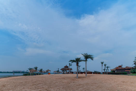 江西庐山西海的碧水蓝天和沙滩图片素材免费下载